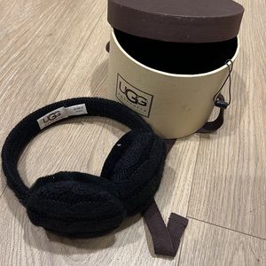 Ugg cable knit earmuffs with sheepskin lining. Black